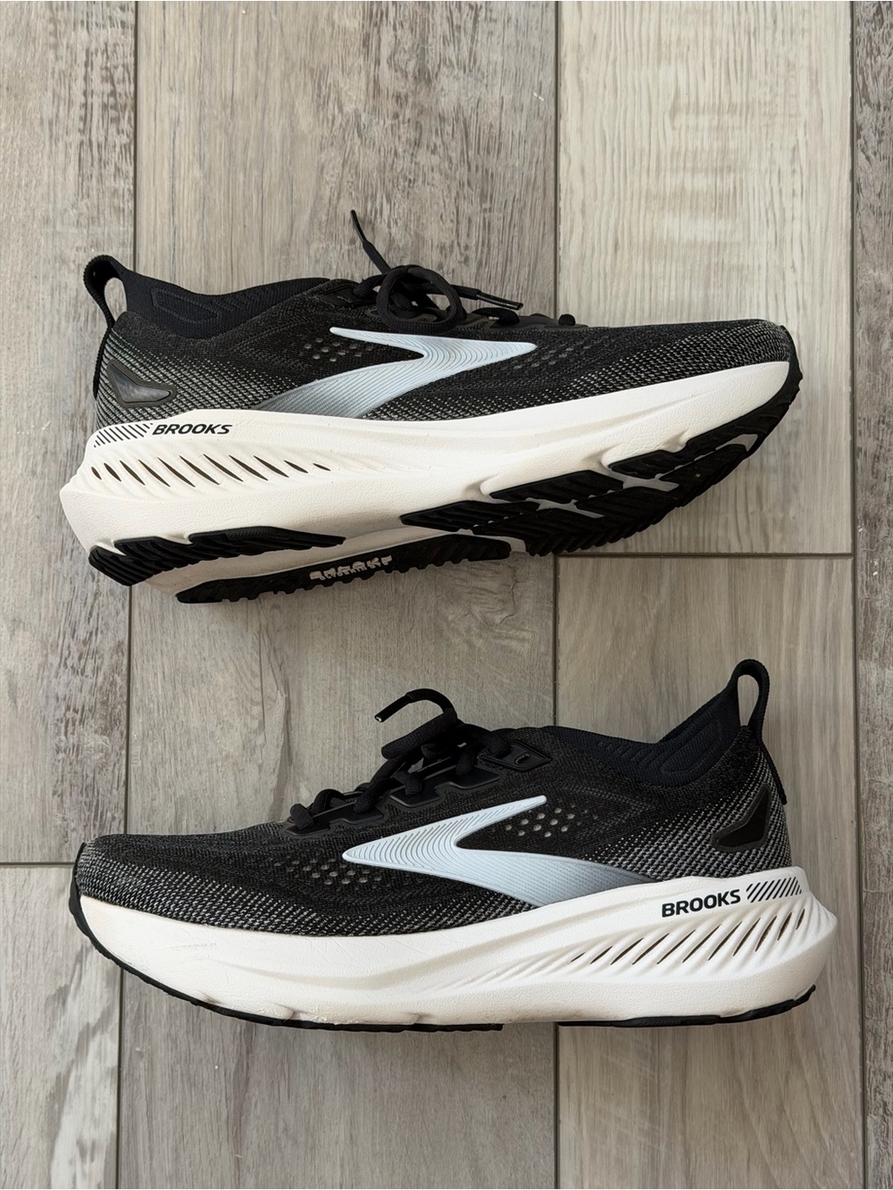 Like NEW- Brooks Glycerin GTS 23 Black/White Running Tennis Shoes size 9.5